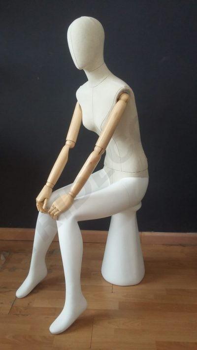 Maniquí de Mujer Sentada con Cabeza de Tela