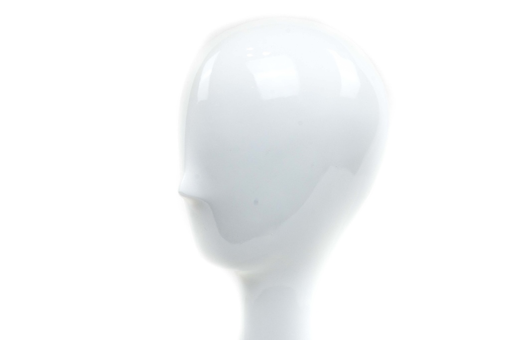 Cabeza de una mujer lacada en blanco