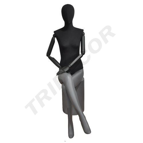 040885-Maniquí-de-mujer-sentada-en-tela-negra-y-fibra-gris-tridecor