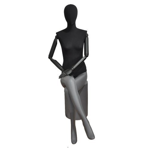 Maniquí de mujer sentada en tela negra y fibra de vidrio gris mate