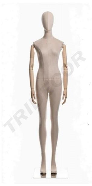 Maniquí femenino con tela beige claro