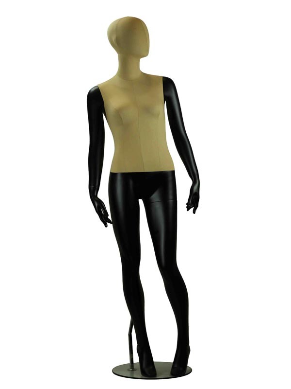 Maniquí femenino en negro mate y tela beige oscuro con la rodilla doblada