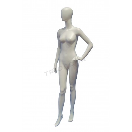 Maniquí femenino en blanco mate con la mano en la cintura