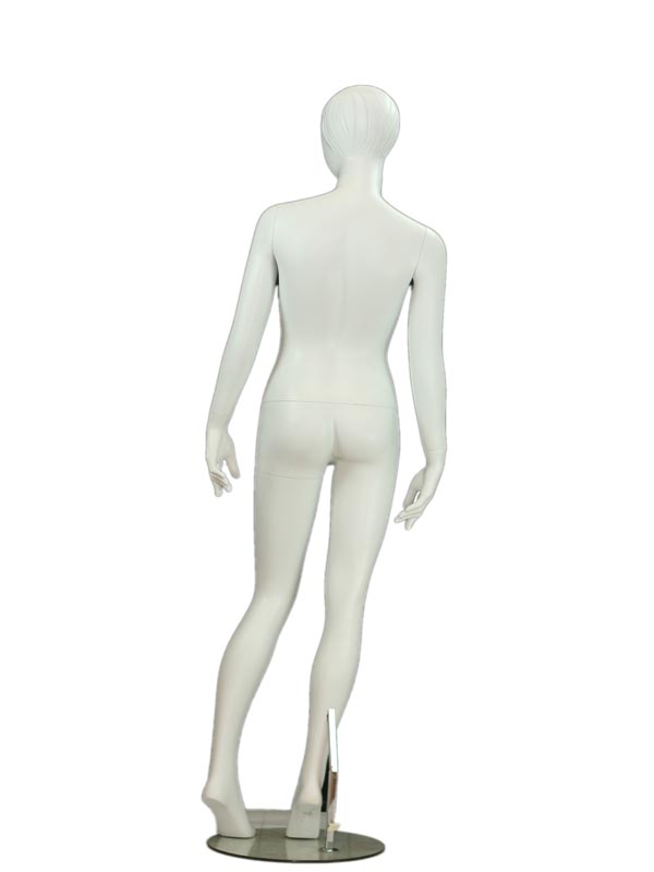 Maniquí femenino en blanco mate con pestañas azules y cabello esculpido