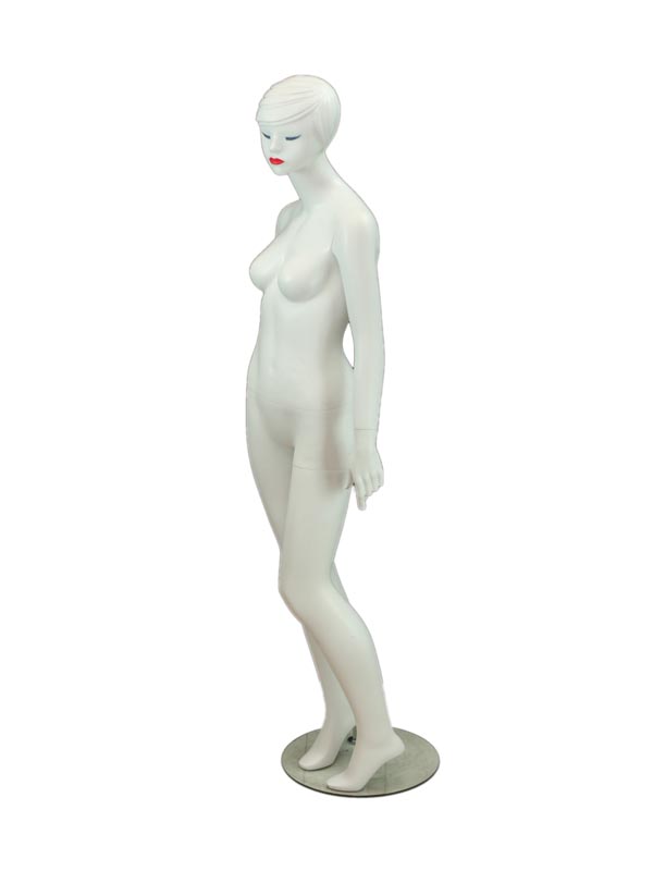 Maniquí femenino en blanco mate con pestañas azules y cabello esculpido