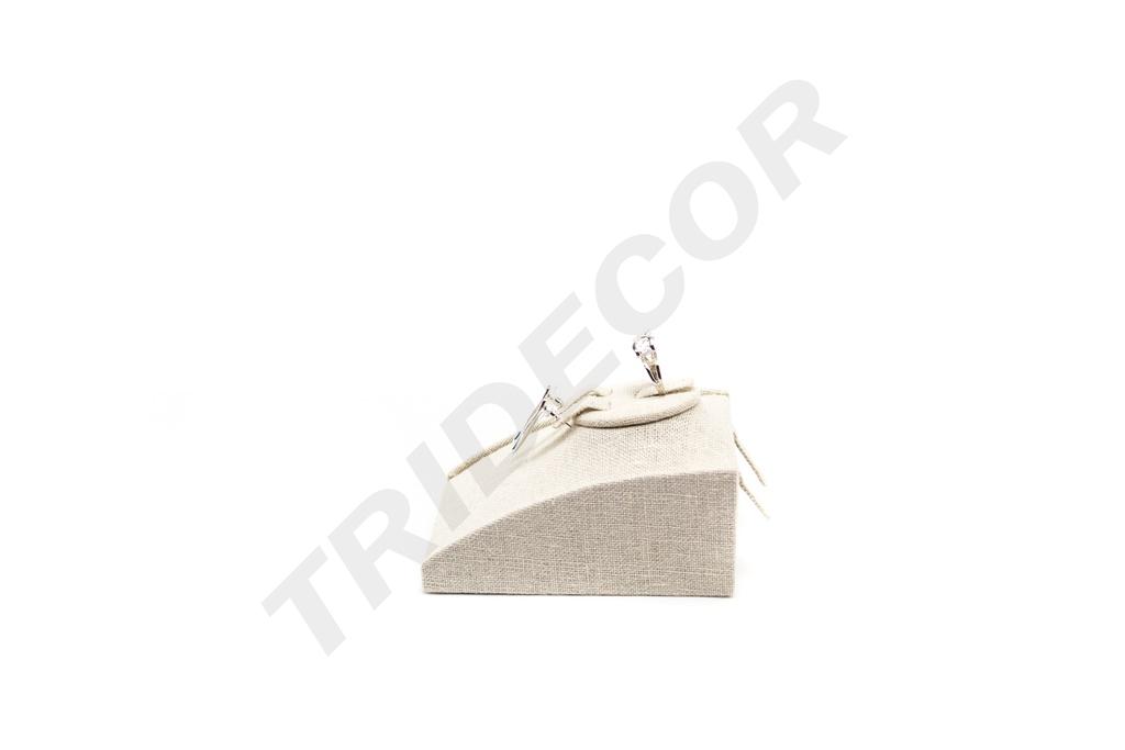 Bandeja curva, exposición de pulseras en tela de lino beige