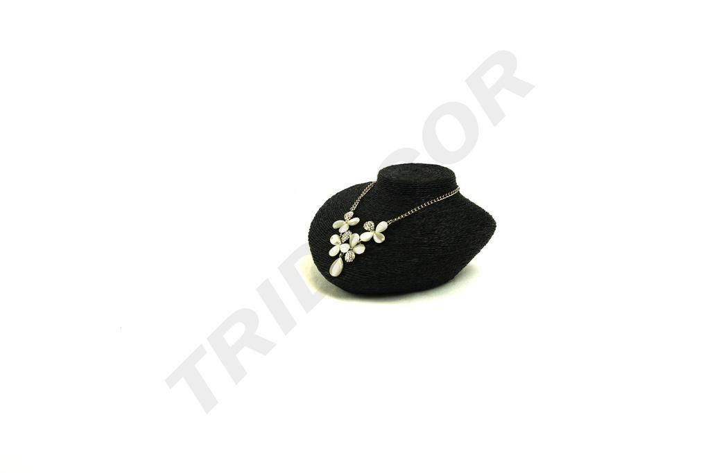 Expositor de collares cubierto con cuerda negra