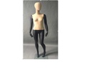 Maniquí femenino en negro mate y tela beige oscuro con la rodilla doblada