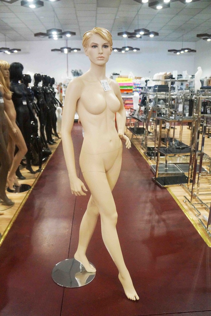 Maniquí femenino de color carne con cabello esculpido