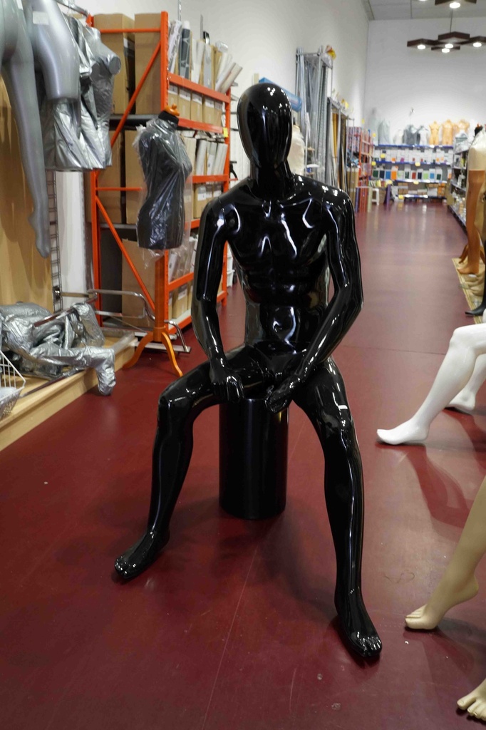 Maniquí Masculino Sentado de Fibra de Vidrio Negro Brillante