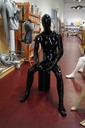 Maniquí Masculino Sentado de Fibra de Vidrio Negro Brillante