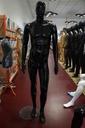 Maniquí Masculino Lacado en Negro Brillante con Características y Rodilla Doblada