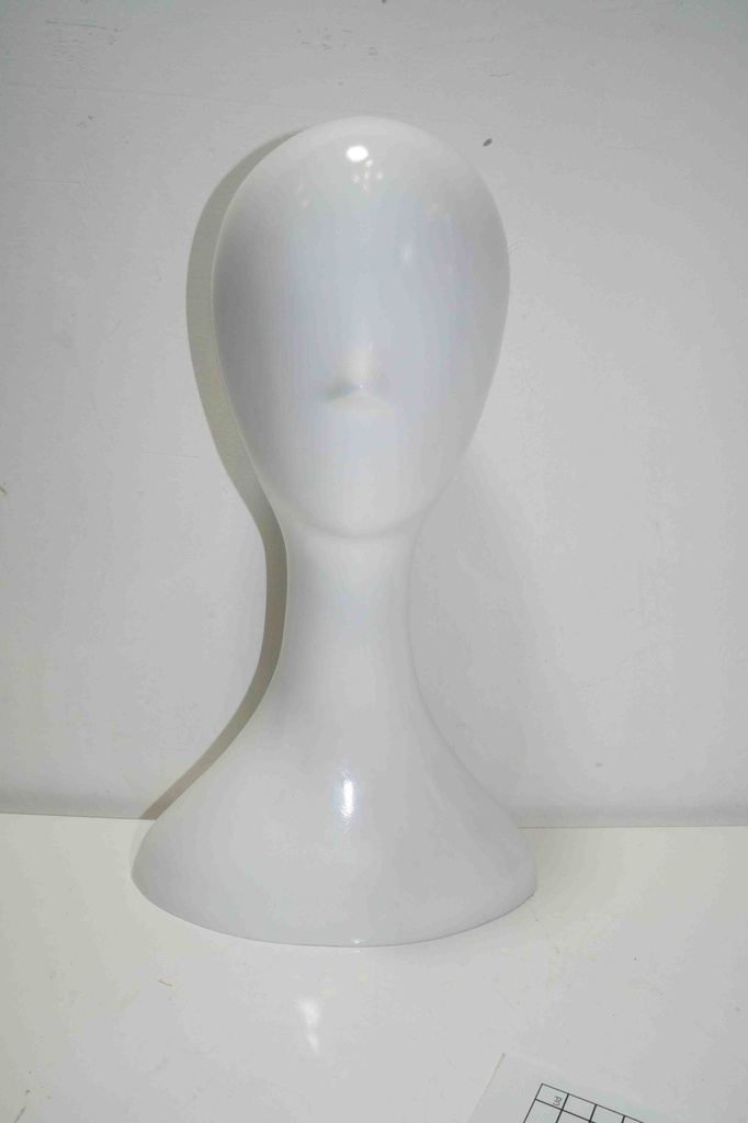 Cabeza de una mujer lacada en blanco