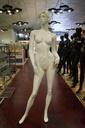 Maniquí de Mujer en Blanco Brillante con Pestañas y Detalles Dorados