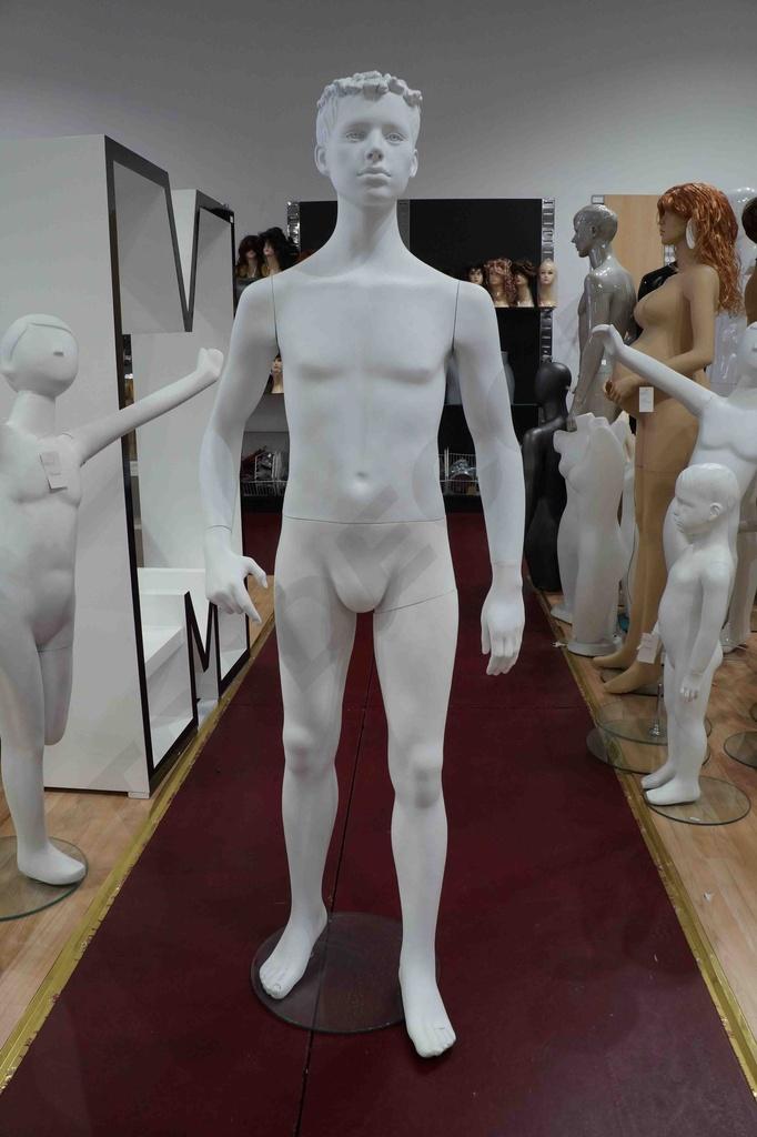 Maniquí infantil con cara blanca mate