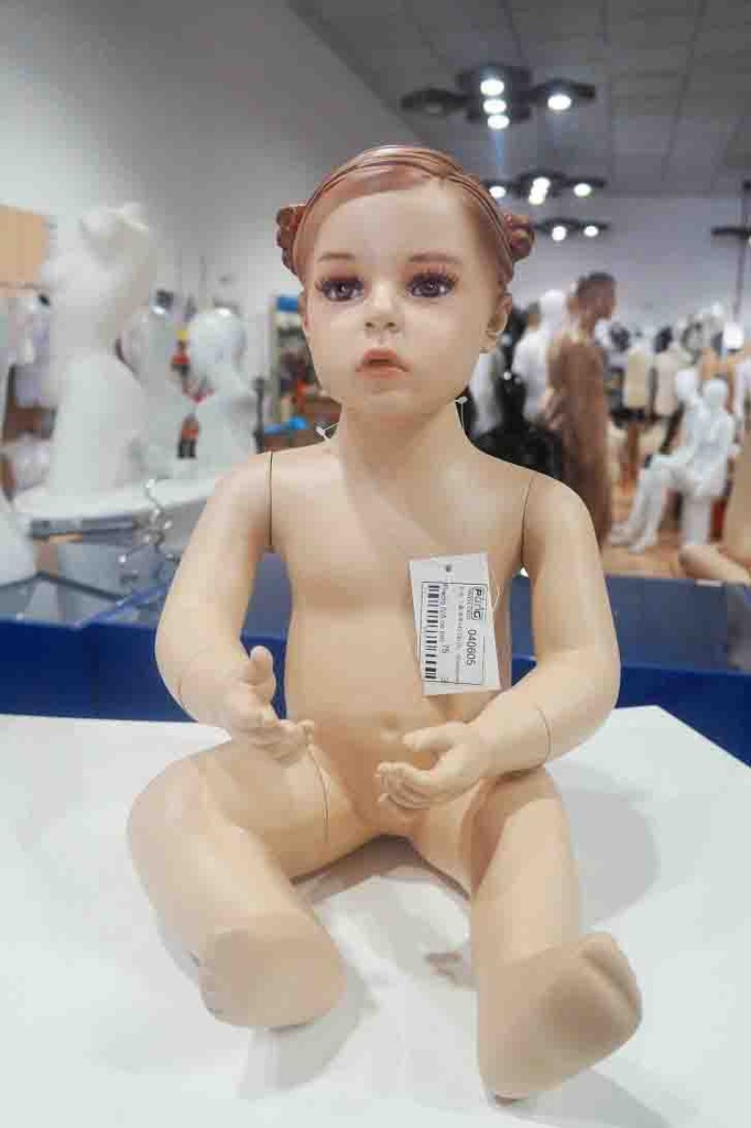 Maniquí realista de niña bebé sentada color carne 1-2 años