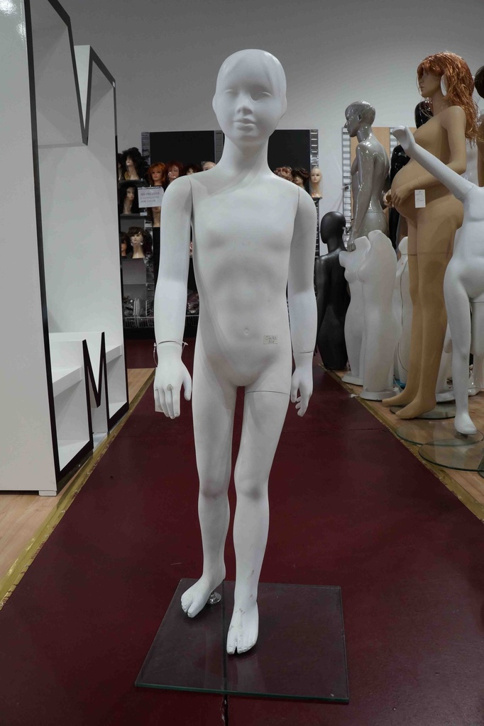 Maniquí infantil con cara en blanco mate de 6-8 años en fibra de vidrio