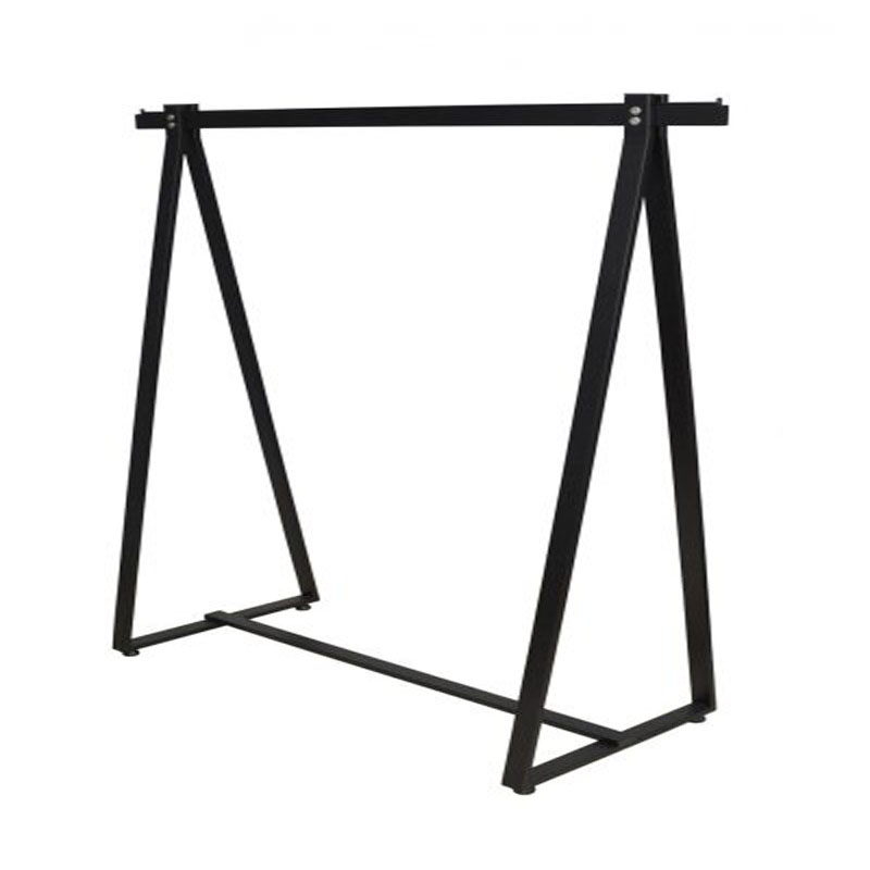 Perchero de Forma Triangular Color Negro Mate 150X120X48cm