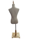 Busto de Mujer en Lino Amarillo con Copa y Base Rectangular de Madera Clara