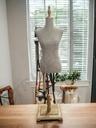 040899-Busto-de-mujer-en-tela-de-lino-madera-clara-tridecor