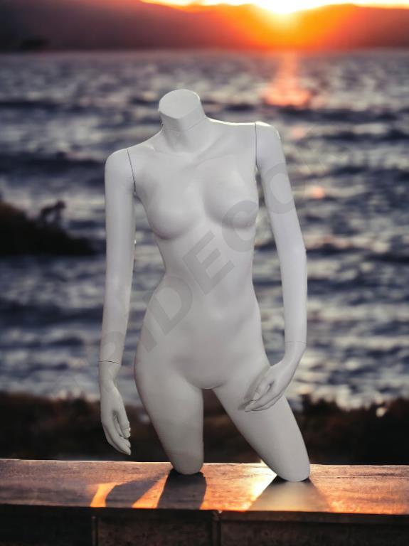 Busto de Mujer de Fibra Blanco Mate con Brazos