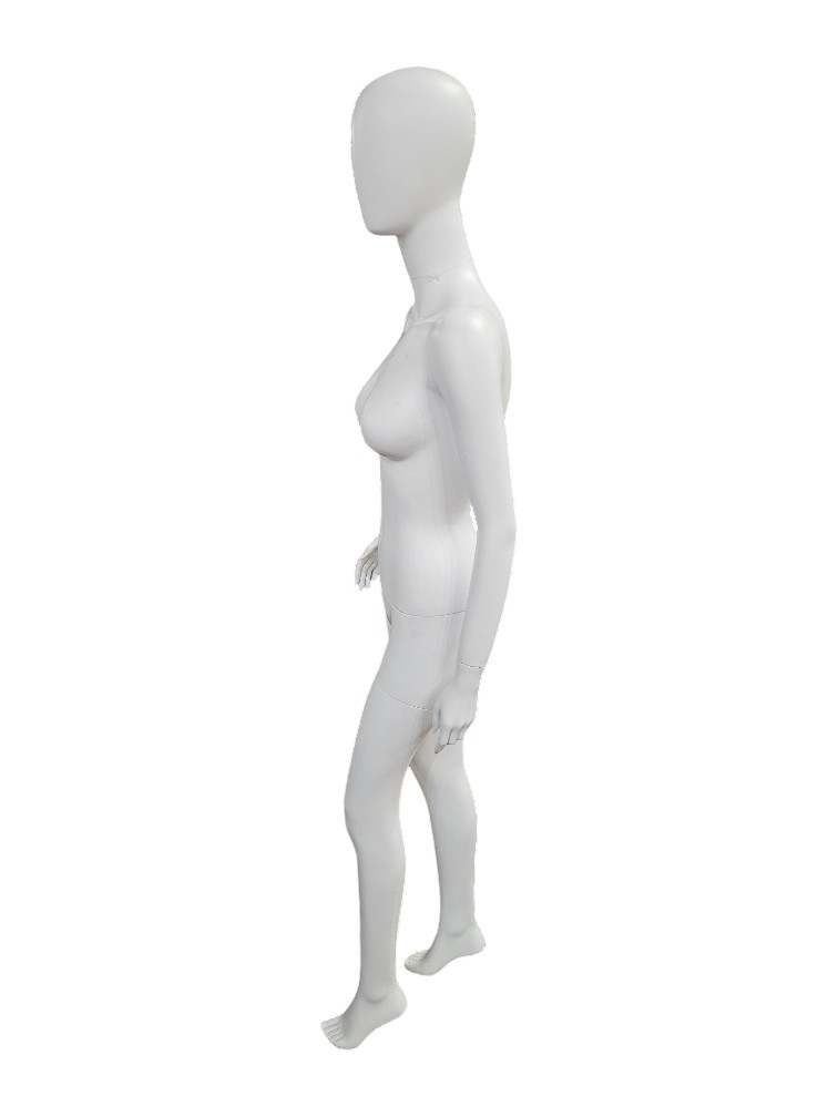 maniquí femenino en blanco mate