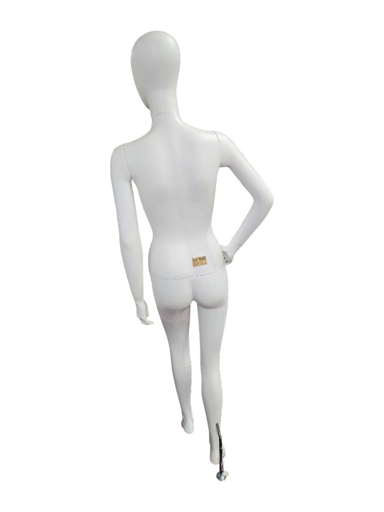 maniquí femenino en blanco mate