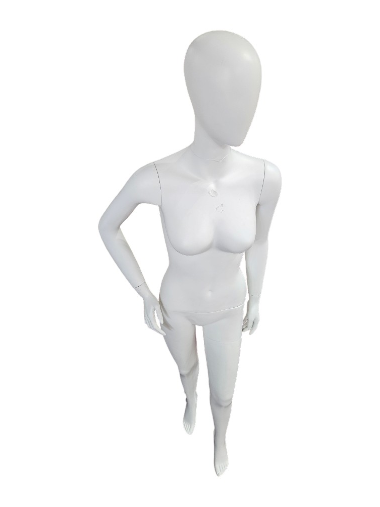 maniquí femenino en blanco mate