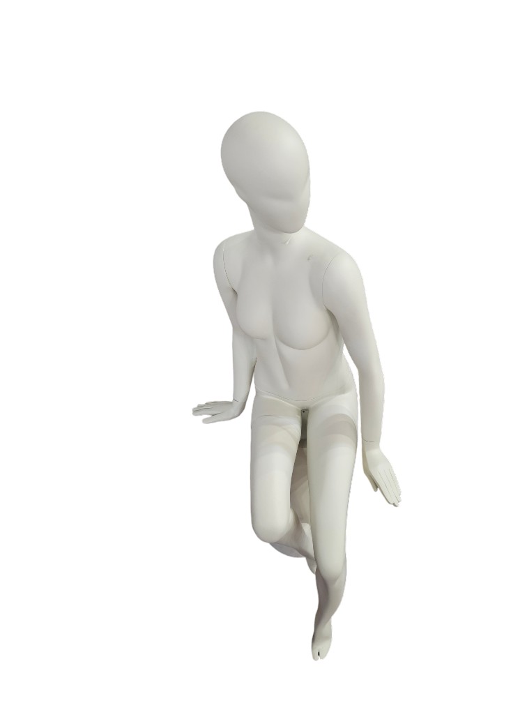 maniquí de mujer Sentada En Blanco Crema