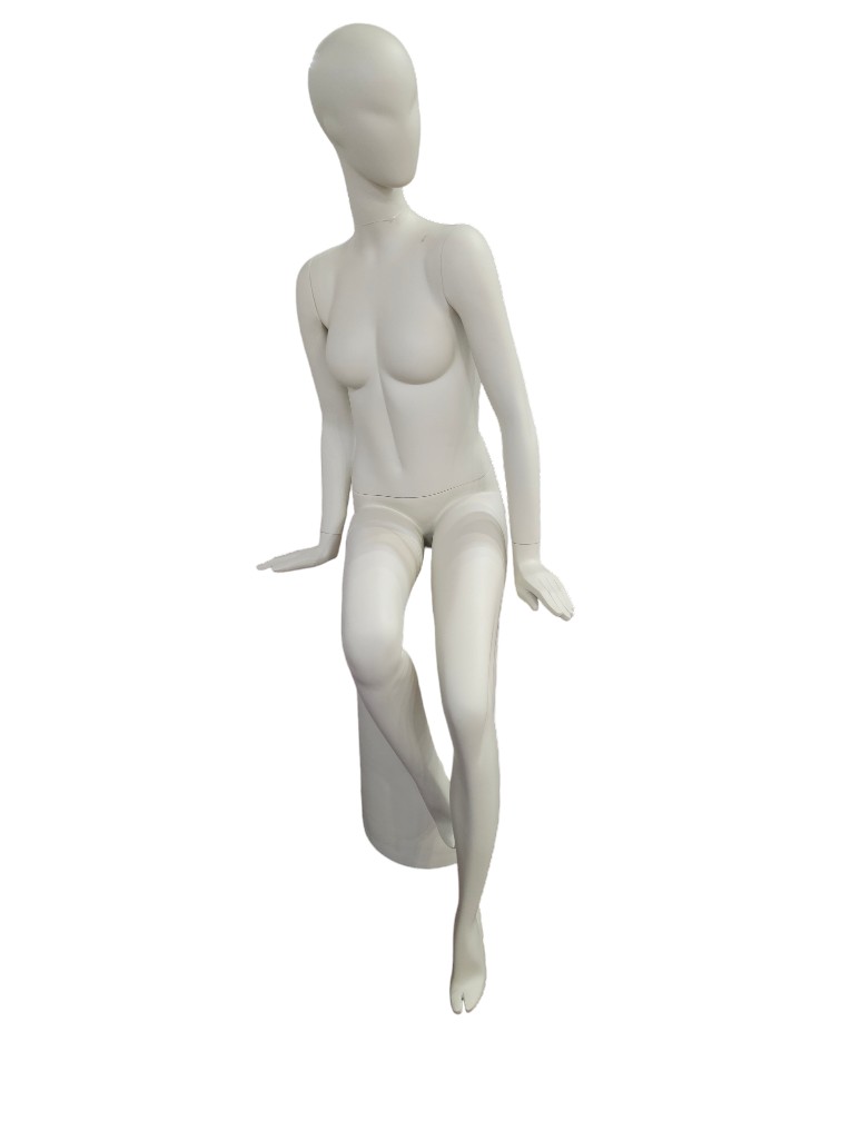 maniquí de mujer Sentada En Blanco Crema