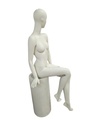 maniquí de mujer Sentada En Blanco Crema