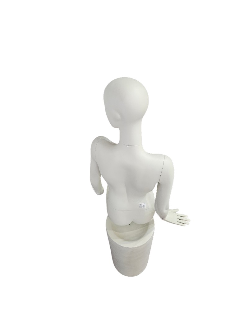 maniquí de mujer Sentada En Blanco Crema