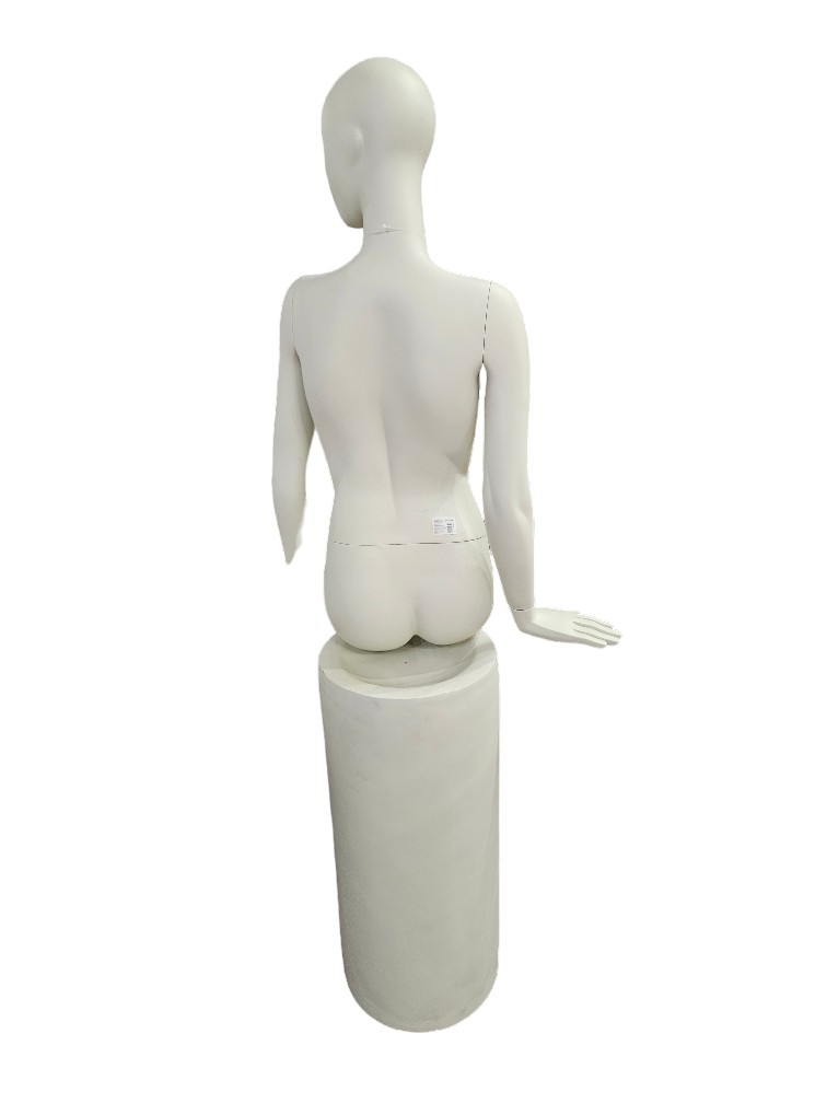 maniquí de mujer Sentada En Blanco Crema