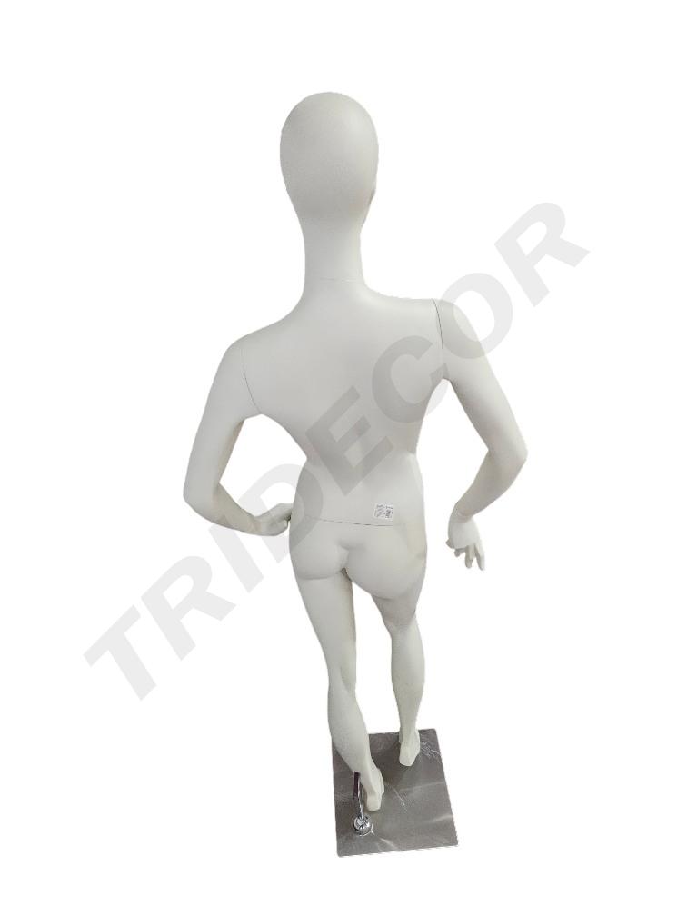 maniquí de mujer Sentada En Blanco Crema