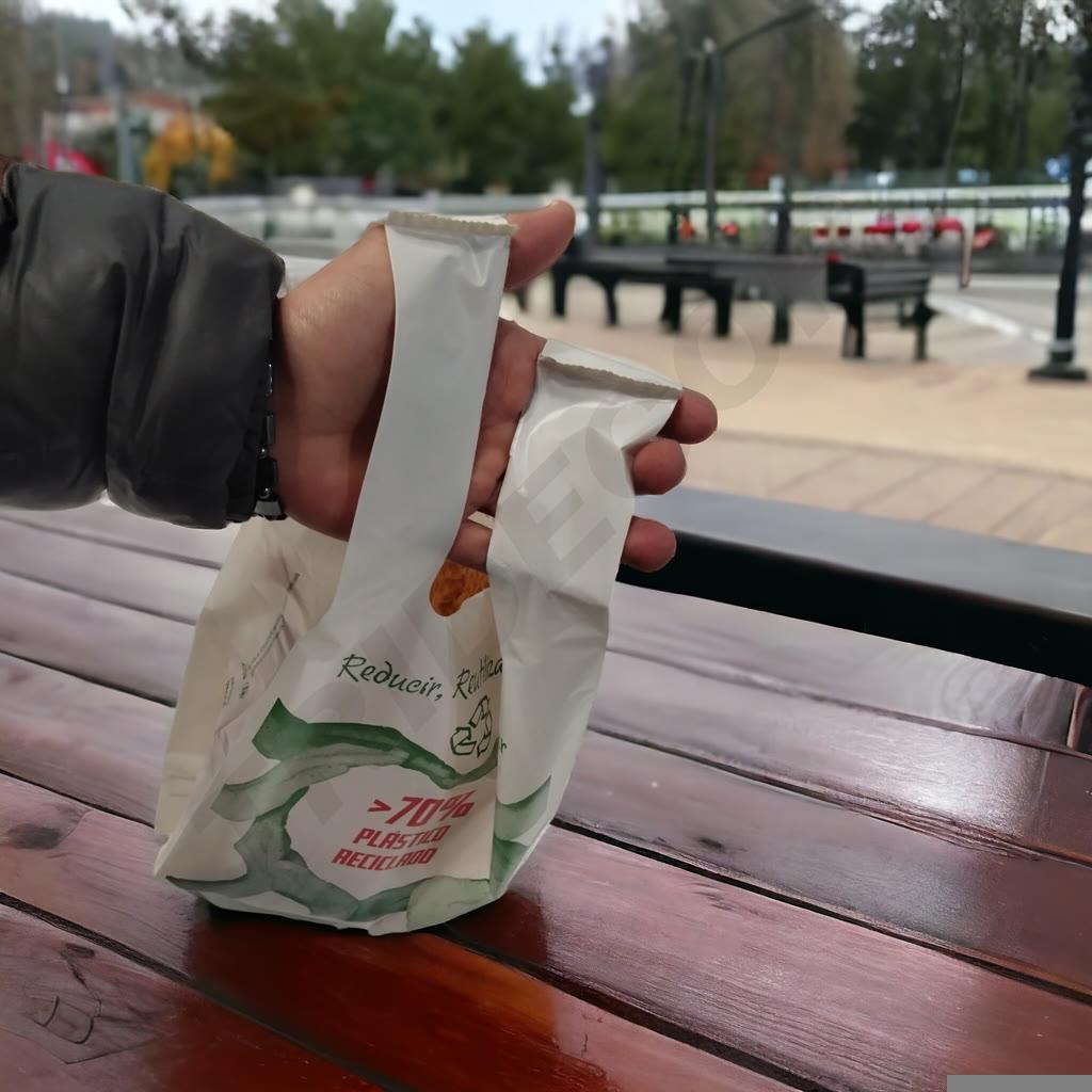 Bolsa de Plástico para Camiseta Blanca con Logo 70% Reciclada 35X50 cm