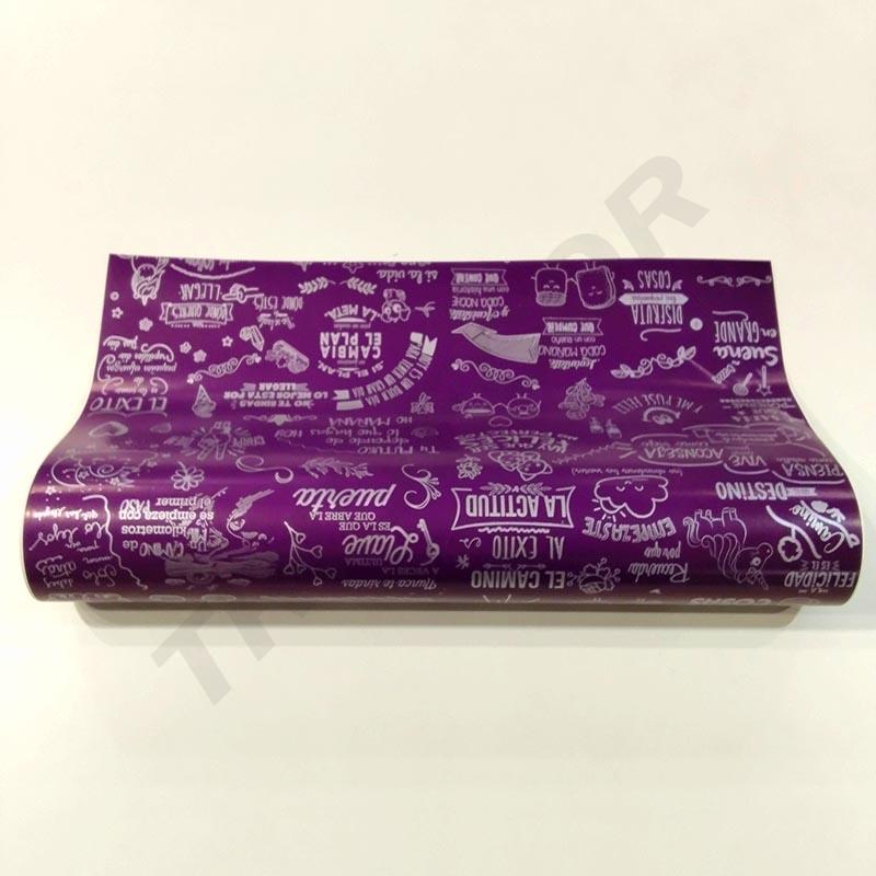 Rollo de papel de regalo morado con frases 62 cm