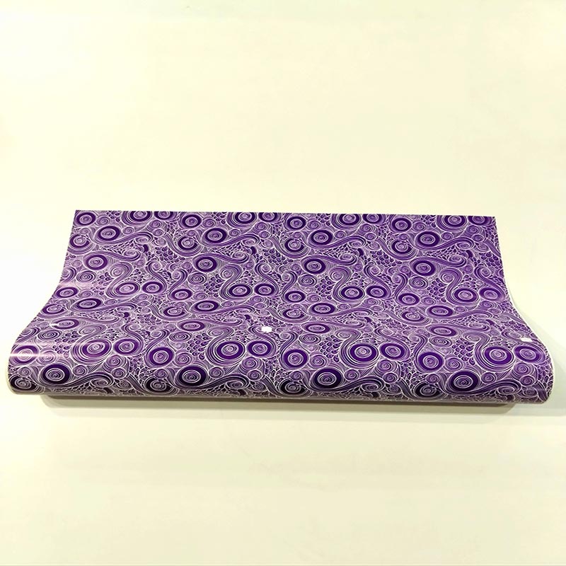 Papel de regalo morado con espirales 62 cm