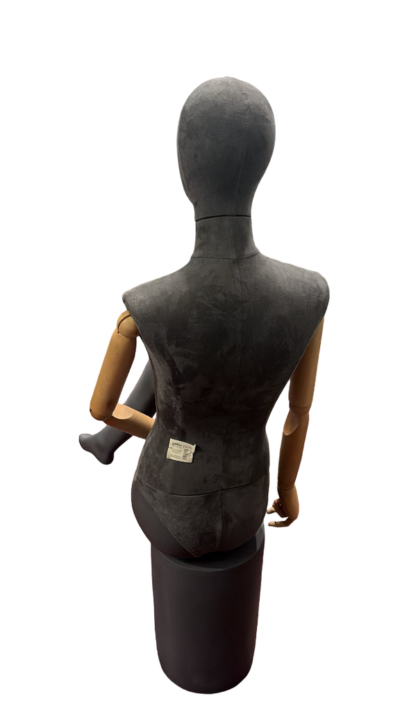 Maniquí Mujer Sentado Pies Cruzado Lino Gris Brazo Claro