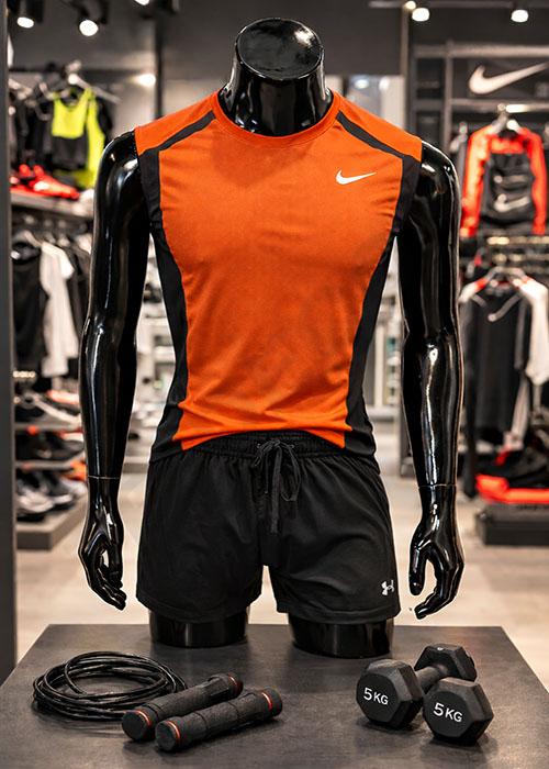 040269-busto-hombre-negro-brillo-con-brazos-tridecor