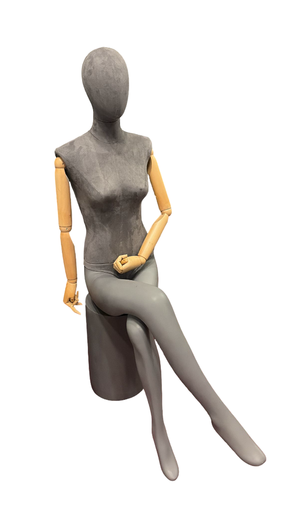 灰色女座模特配底座配原木色手臂 Maniqui Mujer Sentado Pies Cruzado Lino Gris Brazo Claro