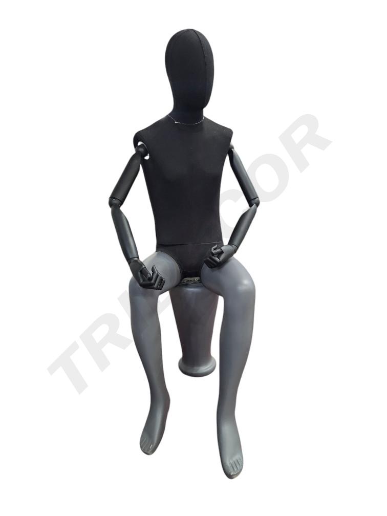 Manequim de homem sentado em linho preto