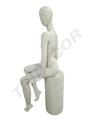 Mannequin femme assise en blanc crème