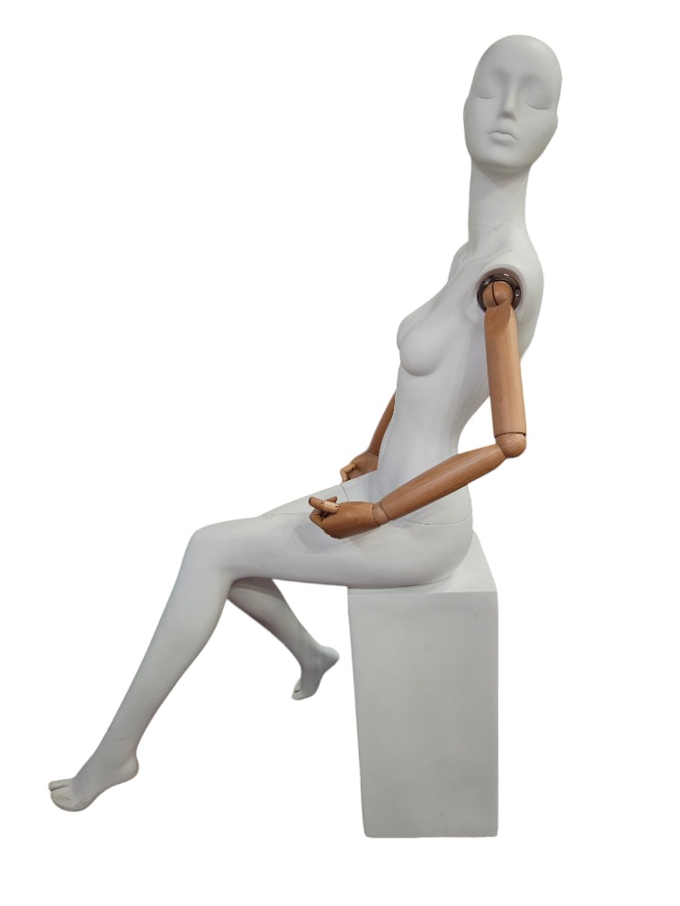 Maniquí Mujer Sentado Blanco Mate Brazo Claro