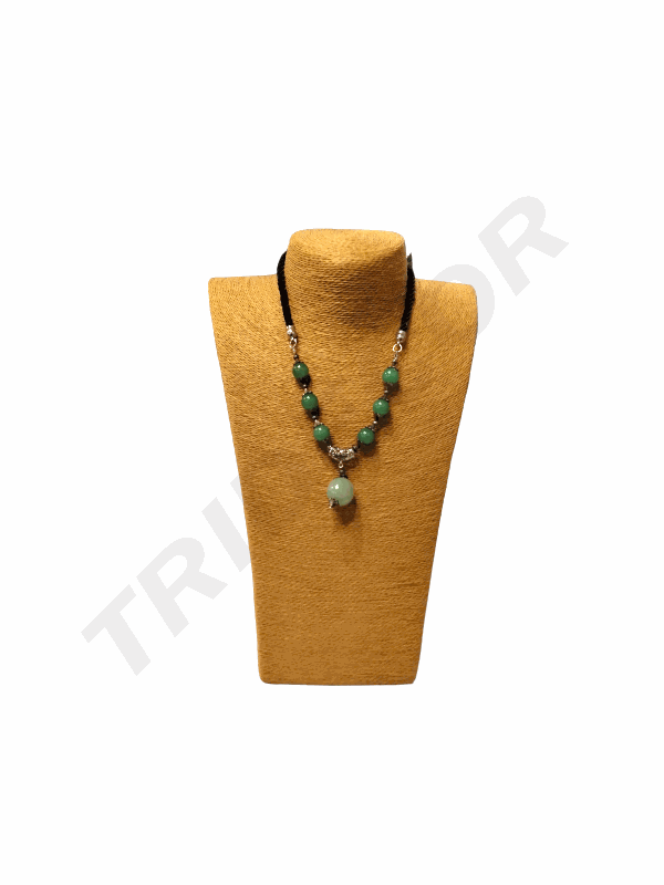 Display de colar coberto com corda torrada