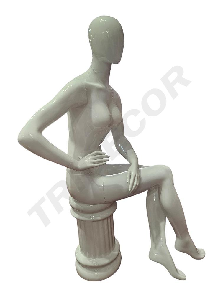 Maniquí De Mujer Sentada Sin Rostro Lacado En Blanco