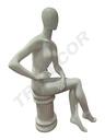 Maniquí De Mujer Sentada Sin Rostro Lacado En Blanco