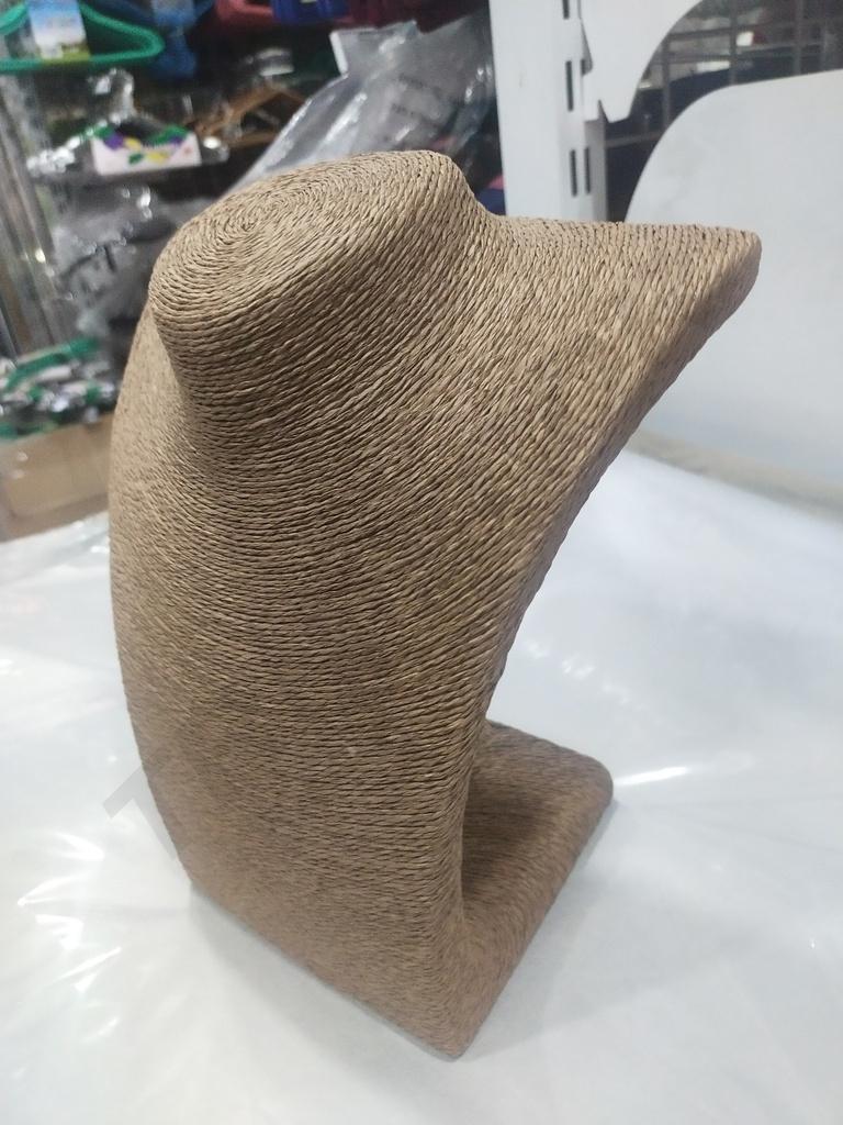 Présentoir à collier beige recouvert de corde