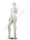 Manequim feminino sentado branco brilhante com pestanas azuis
