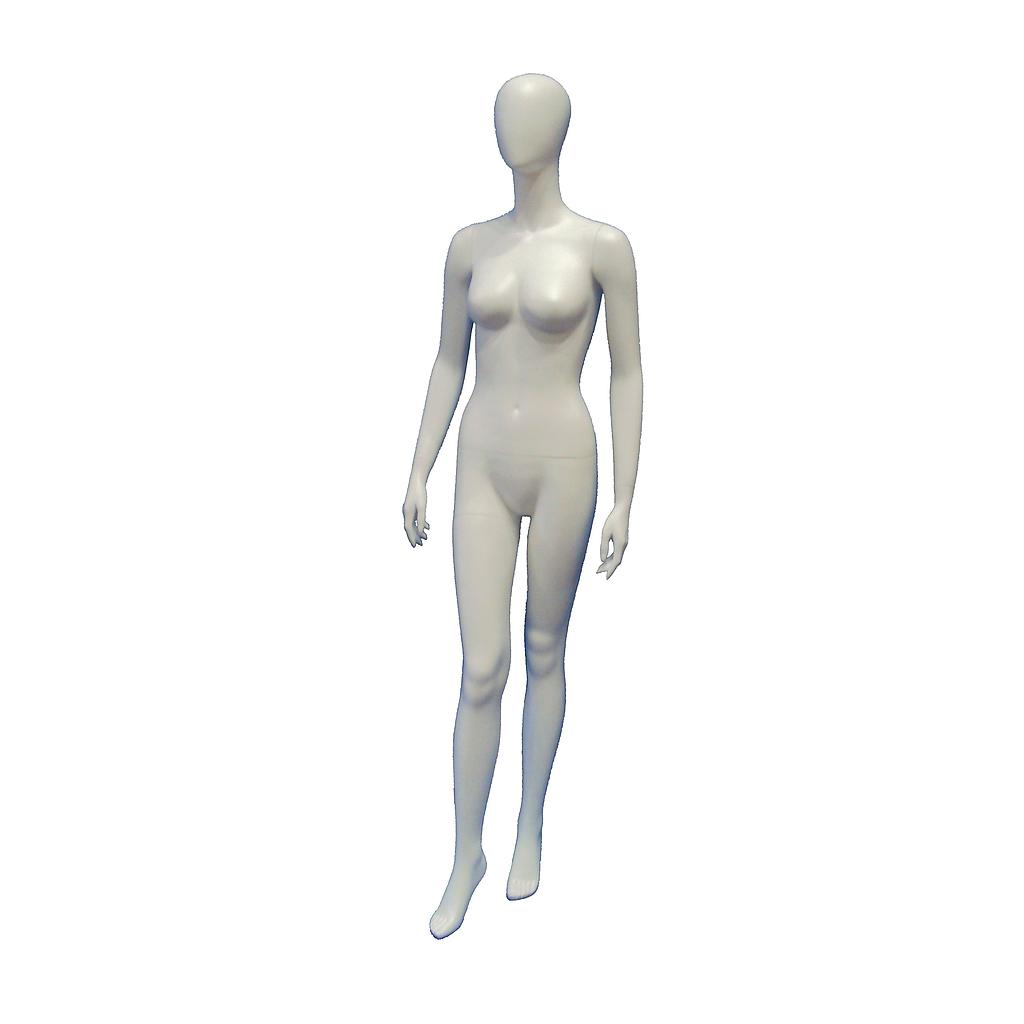 Mannequin femme en blanc mat sans visage avec le pied en avant