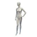 Maniquí Femenino En Blanco Mate Con La Mano En La Cintura